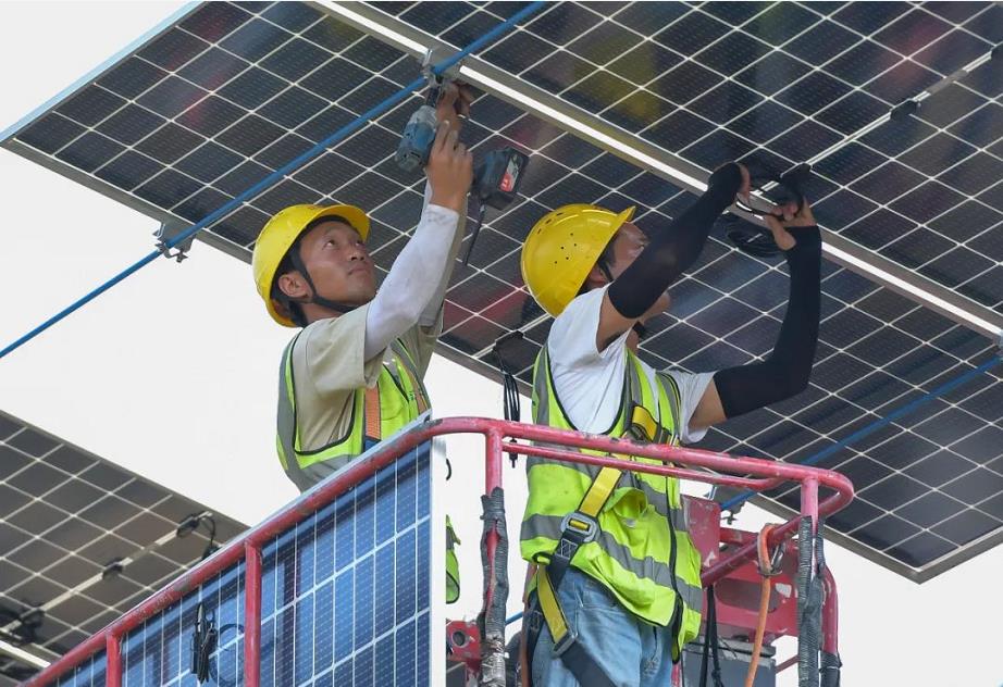 5.jpg 武汉北湖污水处理厂5.4万块光伏板即将铺装完毕(图5)