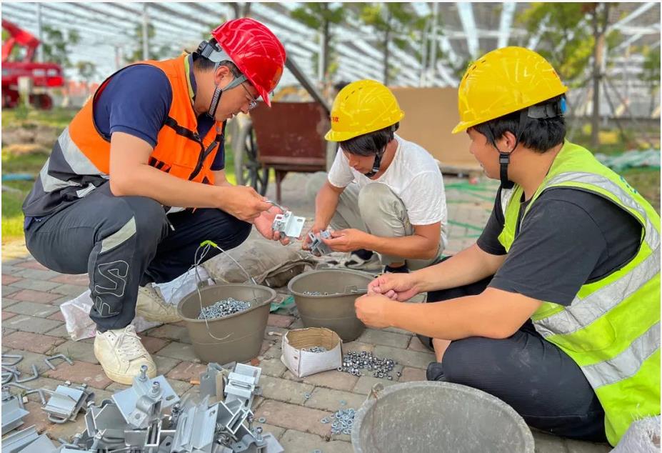 4.jpg 武汉北湖污水处理厂5.4万块光伏板即将铺装完毕(图4)